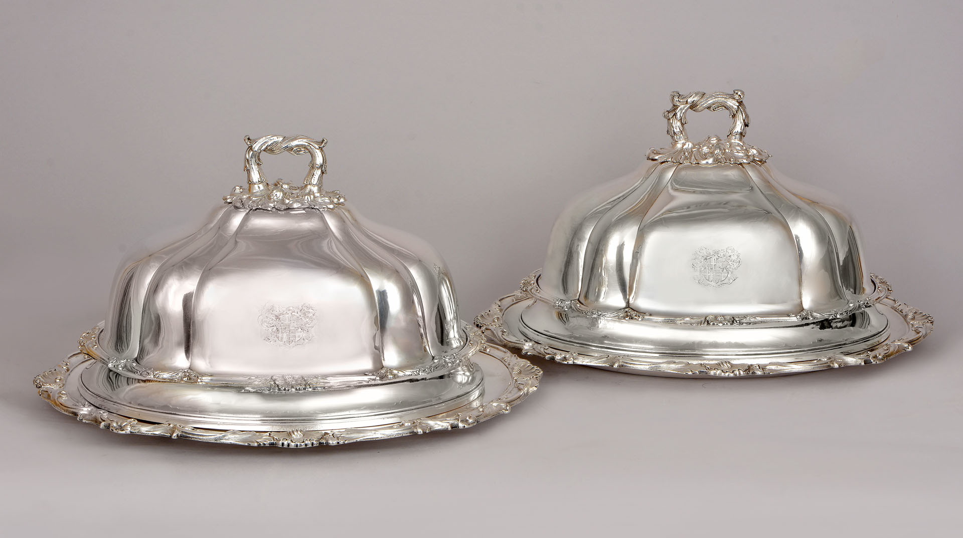 PAR DE PEQUEÑAS TAPAS CAMPANAS INGLESAS OLD SHEFFIELD. PAR DE PEQUEÑAS TAPAS CAMPANAS INGLESAS OLD SHEFFIELD.