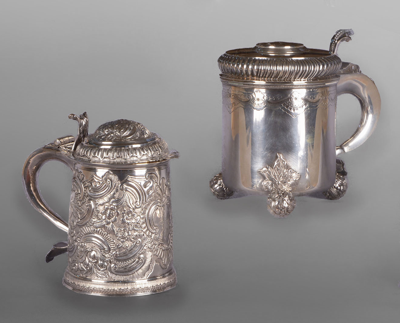 Lotes 487 y 486: 
																		ANTIGUO TANKARD INGLES CON TAPA CIRCA 1700.
																		IMPORTANTE TANKARD SUECO CON TAPA UNIDA AL ASA LATERAL.