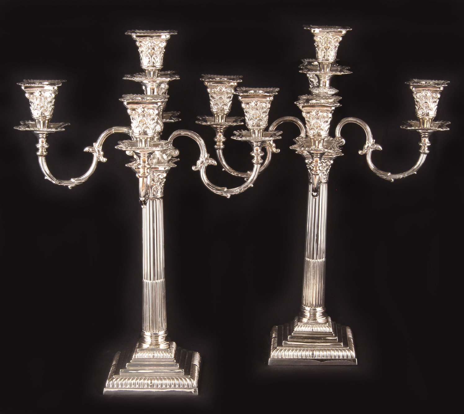  PAR DE CANDELABROS INGLESES DE METAL PRINCE'S PLATE.