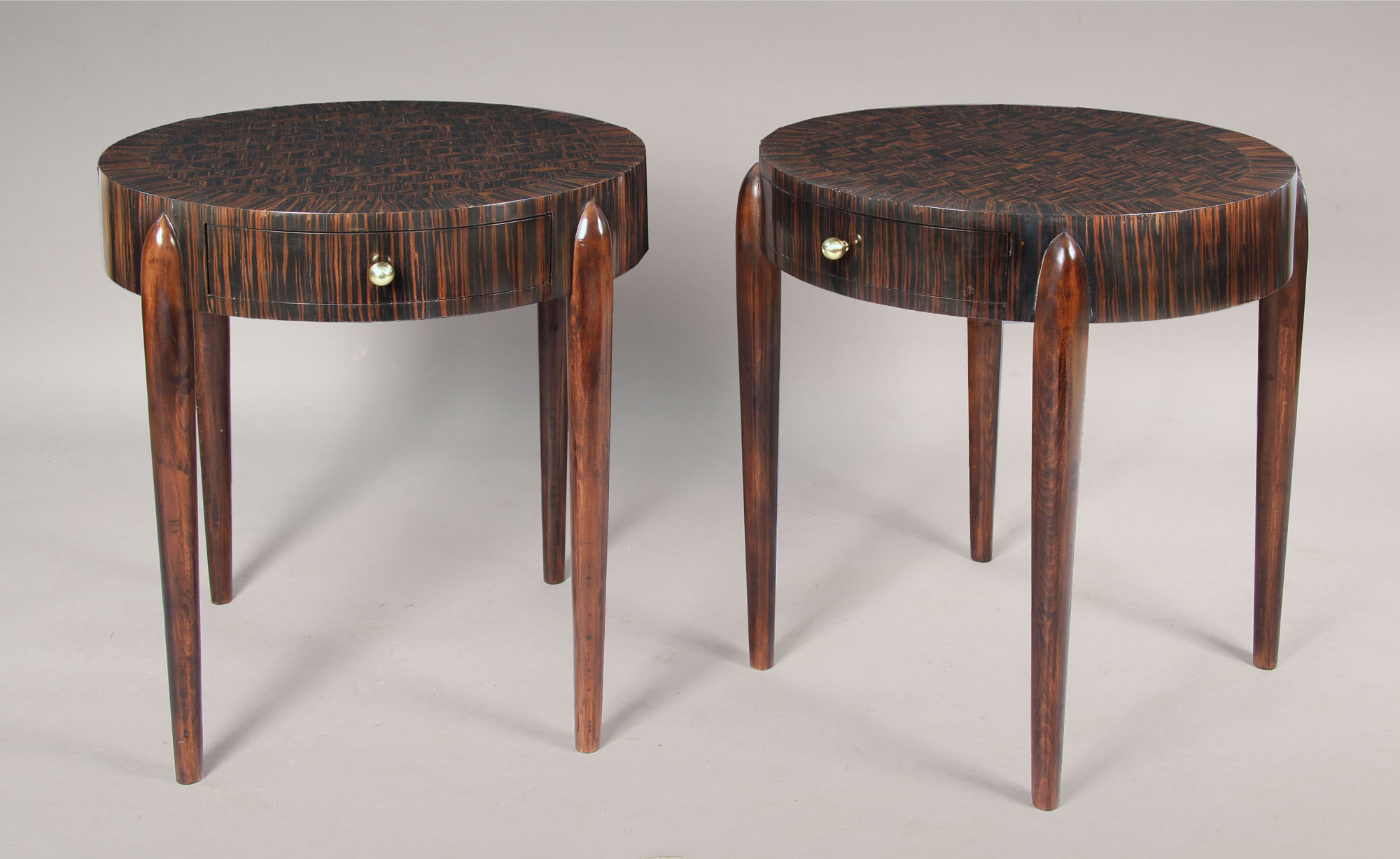 PAR DE MESAS CIRCULARES DE ESTILO ART DECO. PAR DE MESAS CIRCULARES DE ESTILO ART DECO.