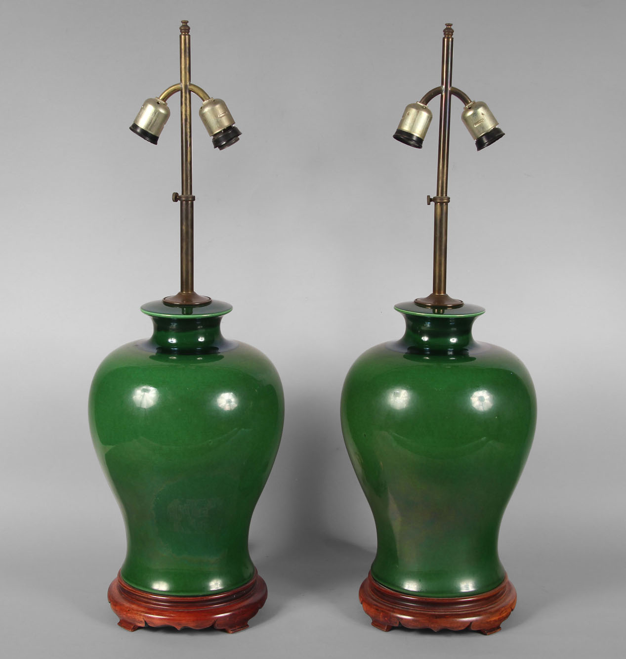  PAR DE LAMPARAS CON VASOS DE CERAMICA ESMALTADA. 