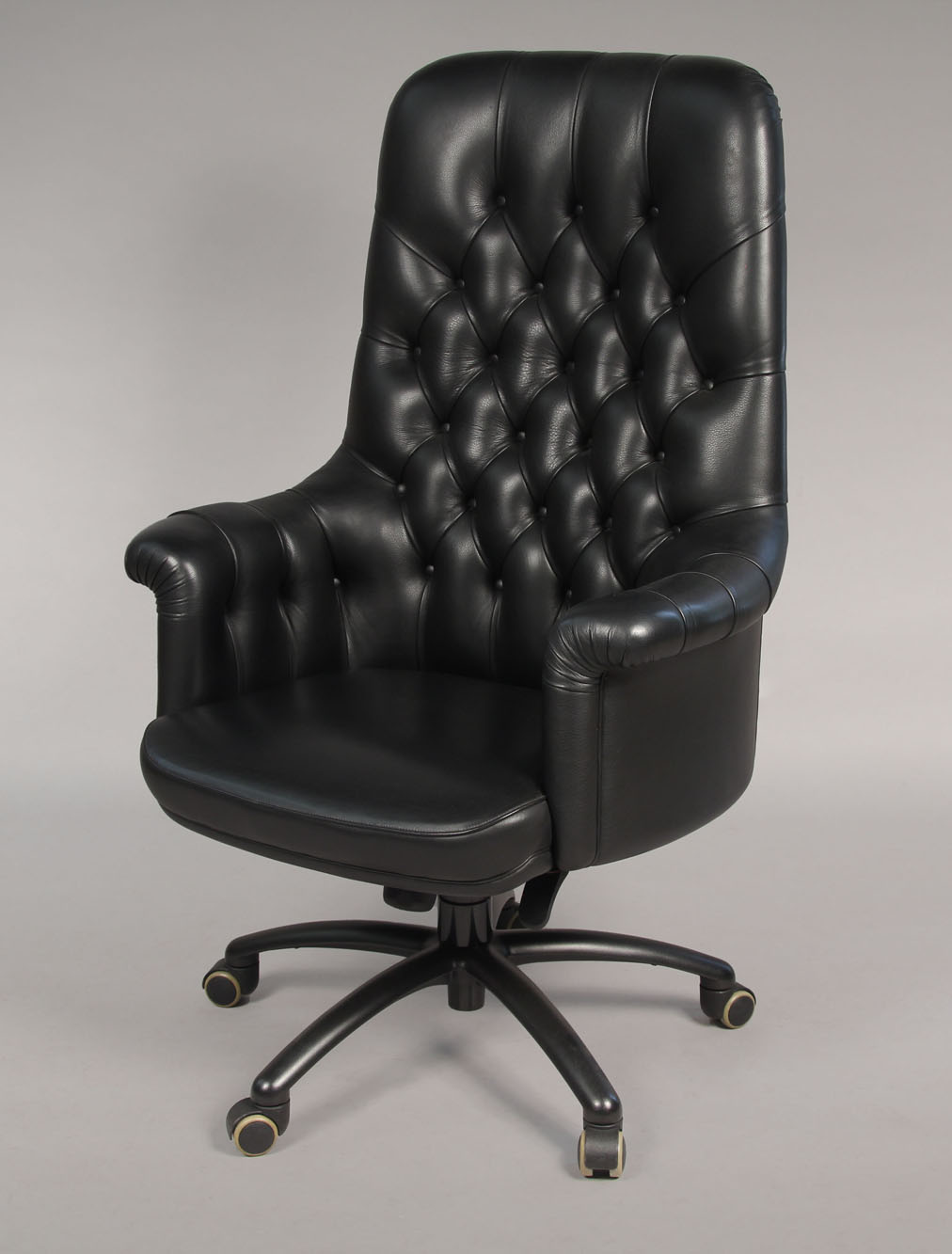 SILLON ITALIANO DE CUERO NEGRO PARA OFICINA. SILLON ITALIANO DE CUERO NEGRO PARA OFICINA.