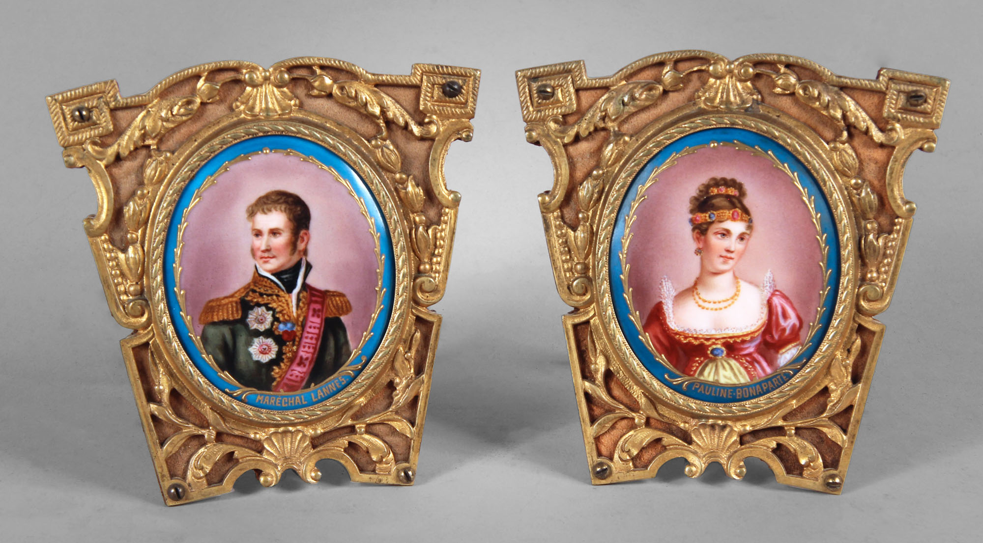  PAR DE MINIATURAS FRANCESAS SOBRE PORCELANA.