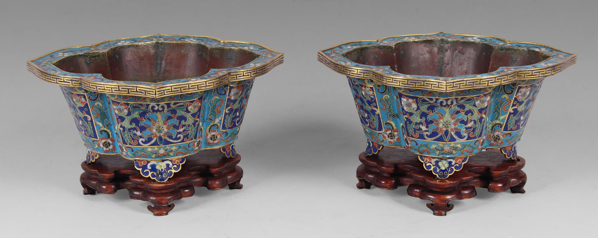  PAR DE ANTIGUOS CENTROS CHINOS DE BRONCE CLOISONNE.