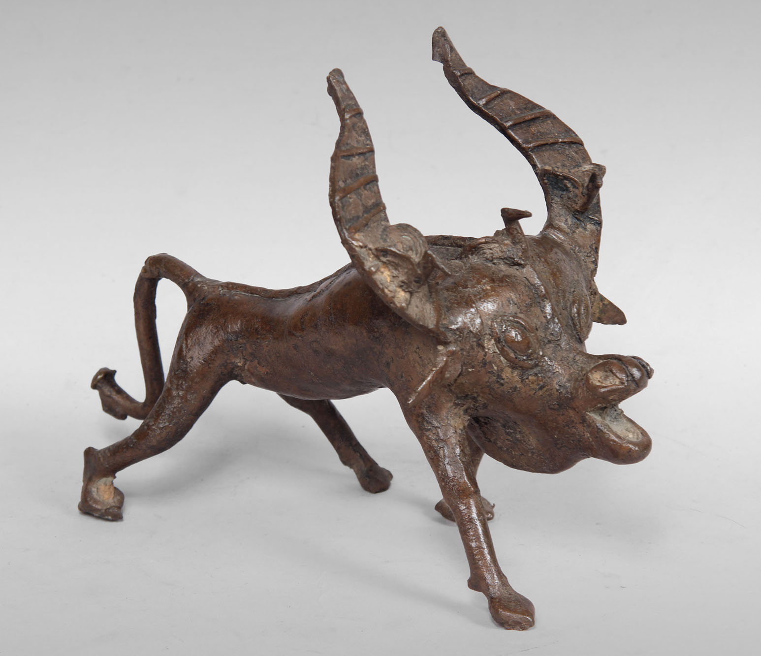  FIGURA AFRICANA DE BRONCE PATINADO.