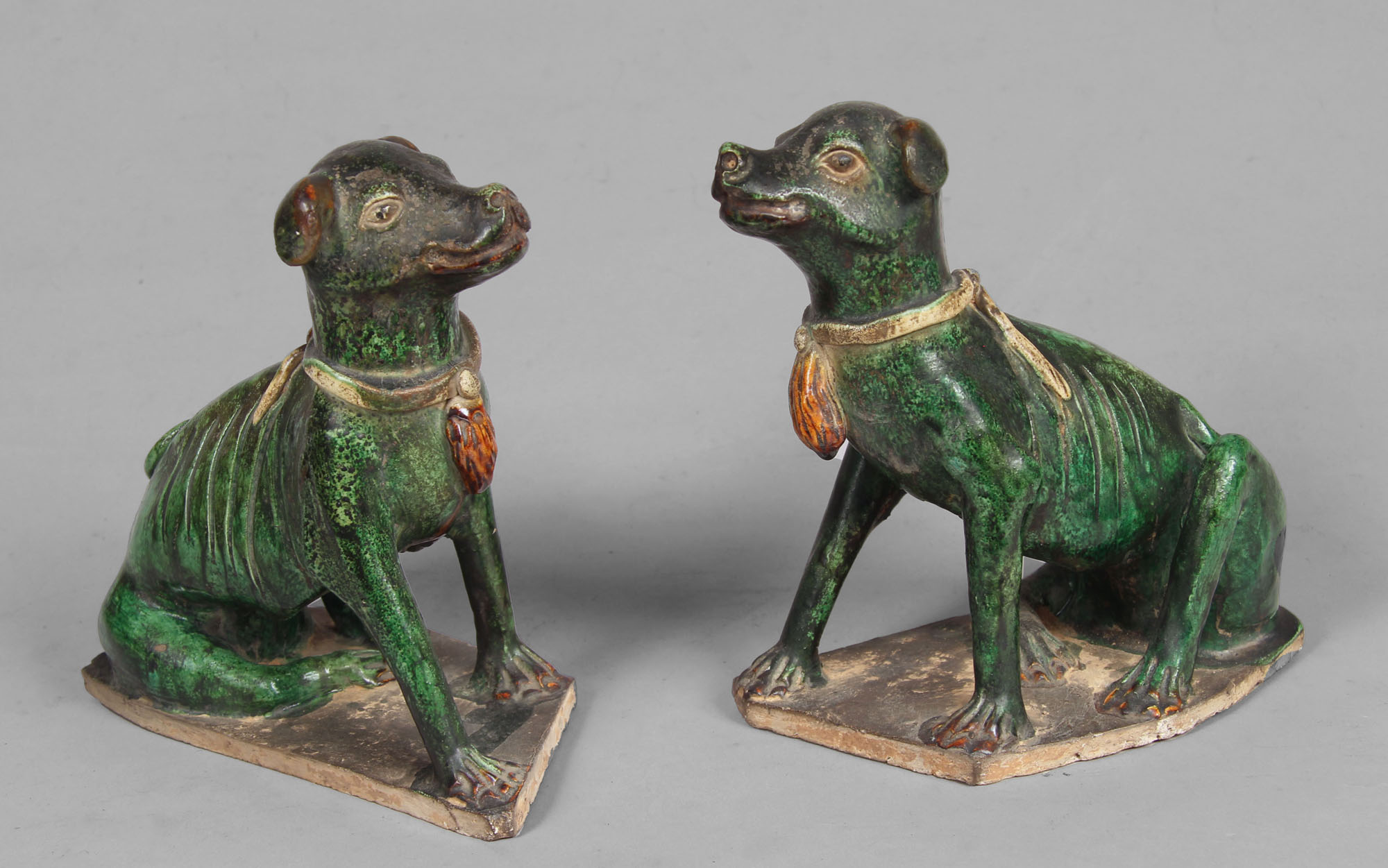  PAR DE PERROS DE ALFARERIA CHINA ESMALTADA.