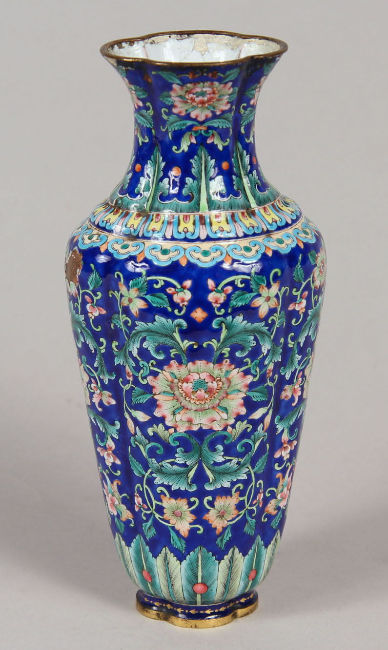 PEQUEÑO FLORERO CHINO DE COBRE ESMALTADO. PEQUEÑO FLORERO CHINO DE COBRE ESMALTADO.