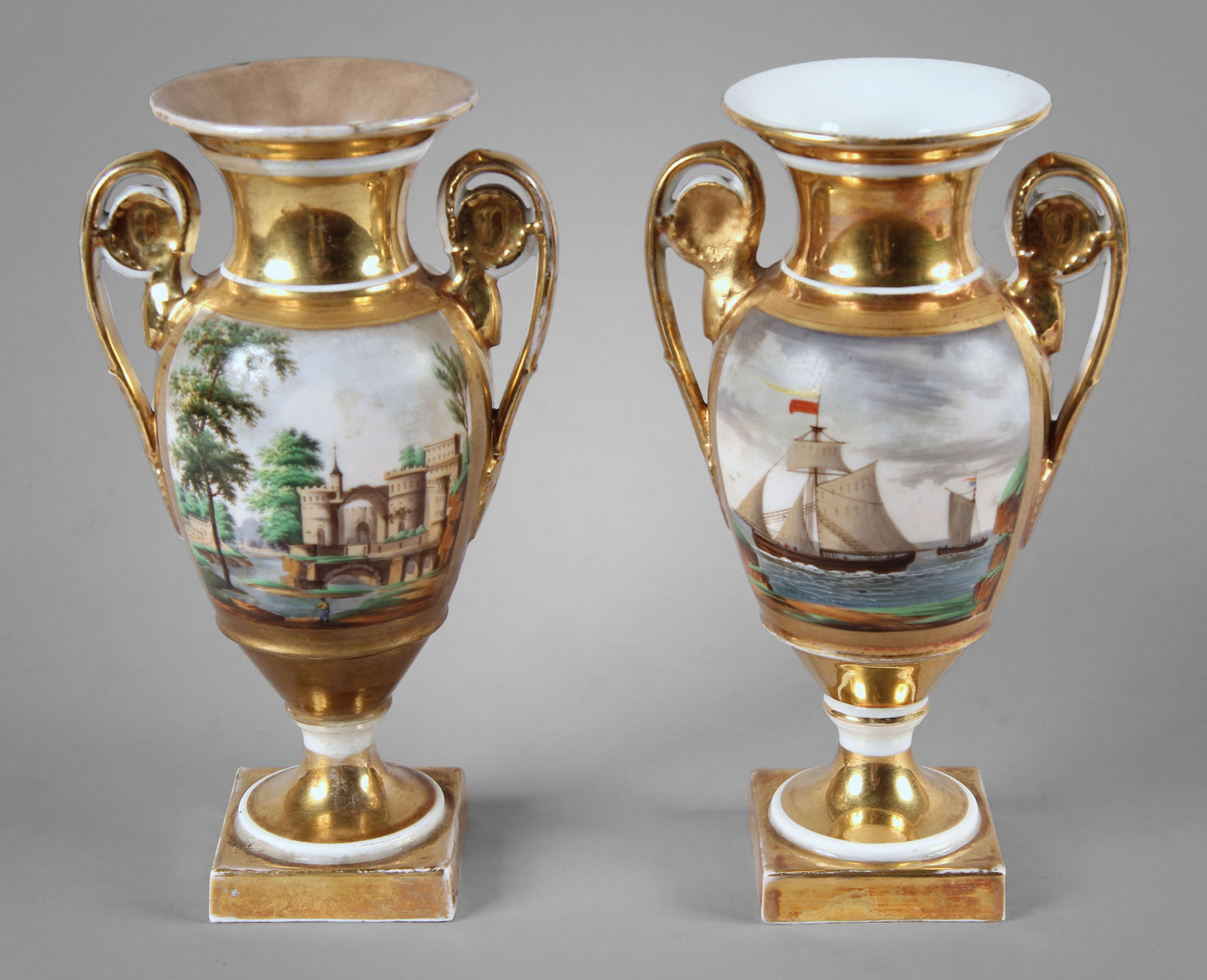  PAR DE PEQUEÑAS ANFORAS DE PORCELANA FRANCESA VIEUX PARIS.