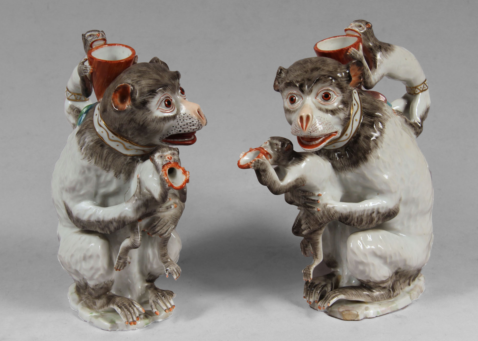  DOS GRUPOS DE MONOS DE PORCELANA ALEMANA DE NYMPHEMBURG.
