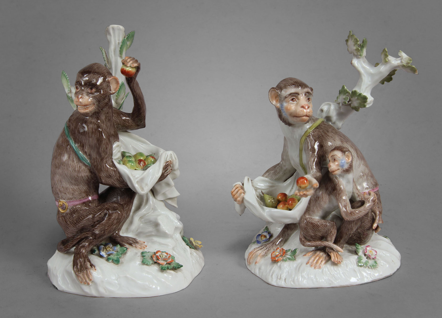  PAR DE GRUPOS DE MONOS DE PORCELANA ALEMANA DE MEISSEN.