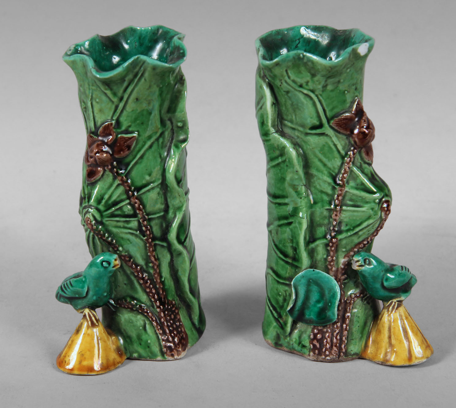 PAR DE PEQUEÑOS VIOLETEROS DE PORCELANA CHINA ESMALTADA. PAR DE PEQUEÑOS VIOLETEROS DE PORCELANA CHINA ESMALTADA.