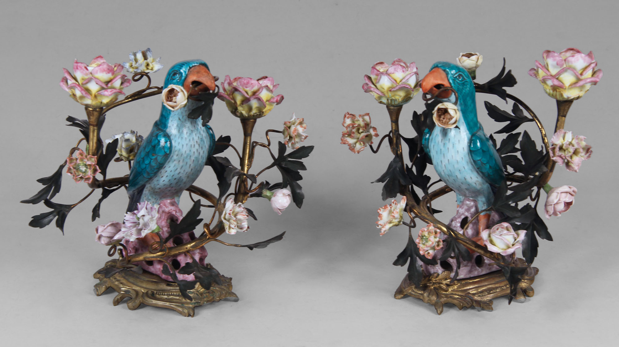  PAR DE CANDELABROS FRANCESES DE BRONCE CINCELADO Y DORADO. 