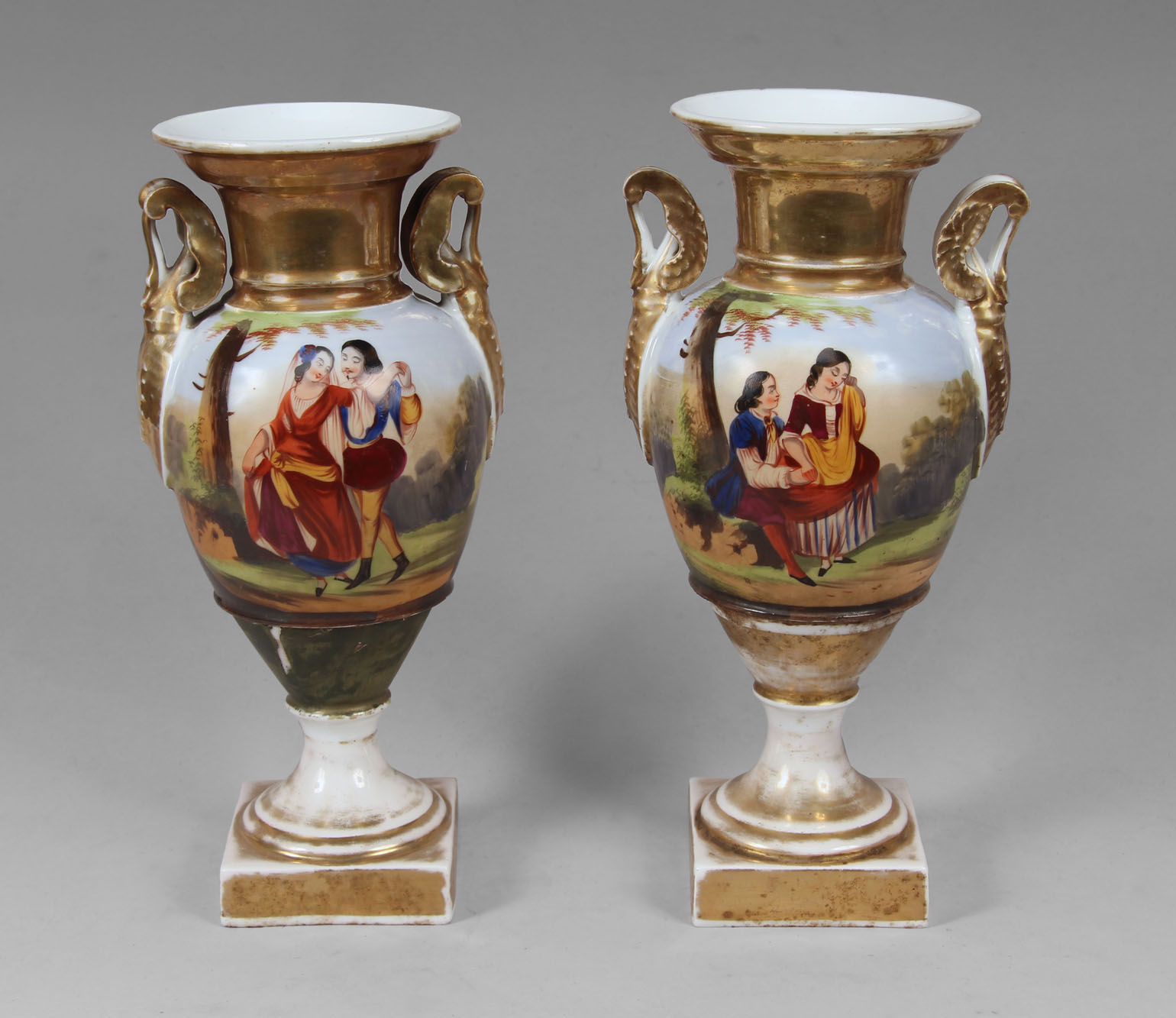  PAR DE ANFORAS DE PORCELANA FRANCESA VIEUX PARIS.