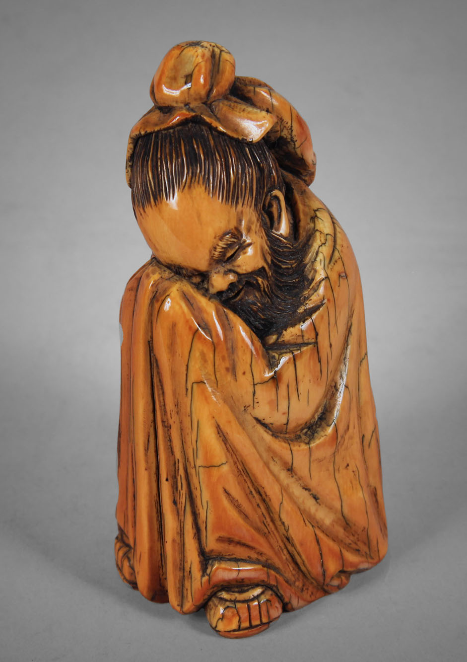  PEQUEÑA TALLA ORIENTAL DE UN PERSONAJE EN REPOSO.