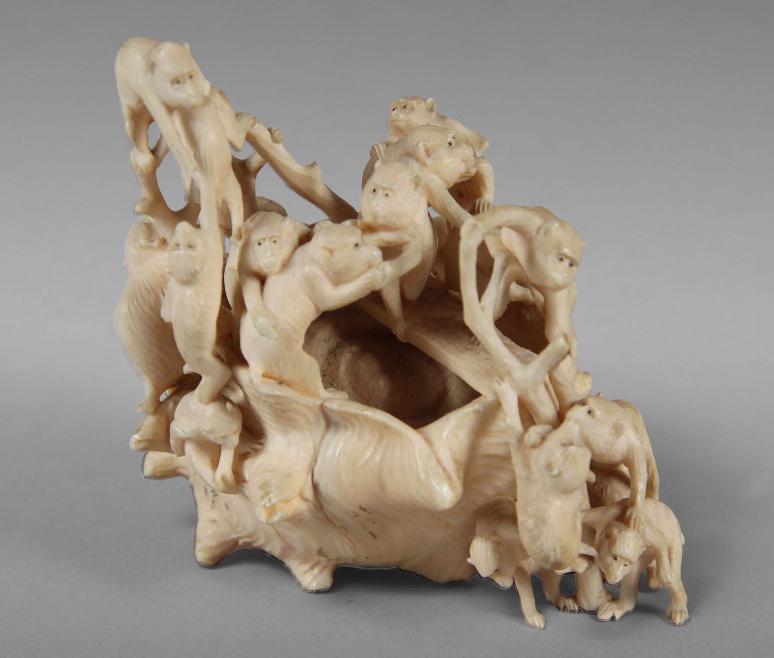  PEQUEÑO GRUPO ORIENTAL TALLADO.