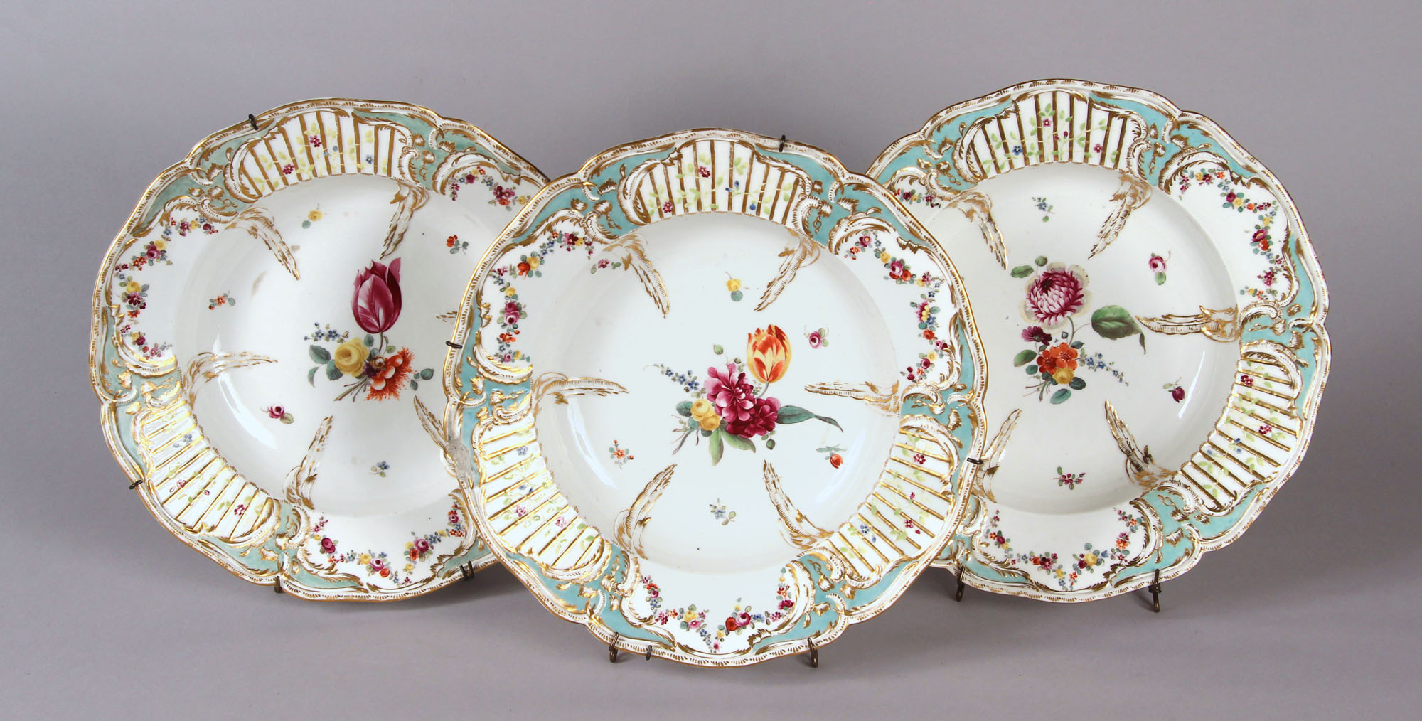  TRES ANTIGUOS PLATOS HONDOS DE PORCELANA ALEMANA DE ANSBACH.