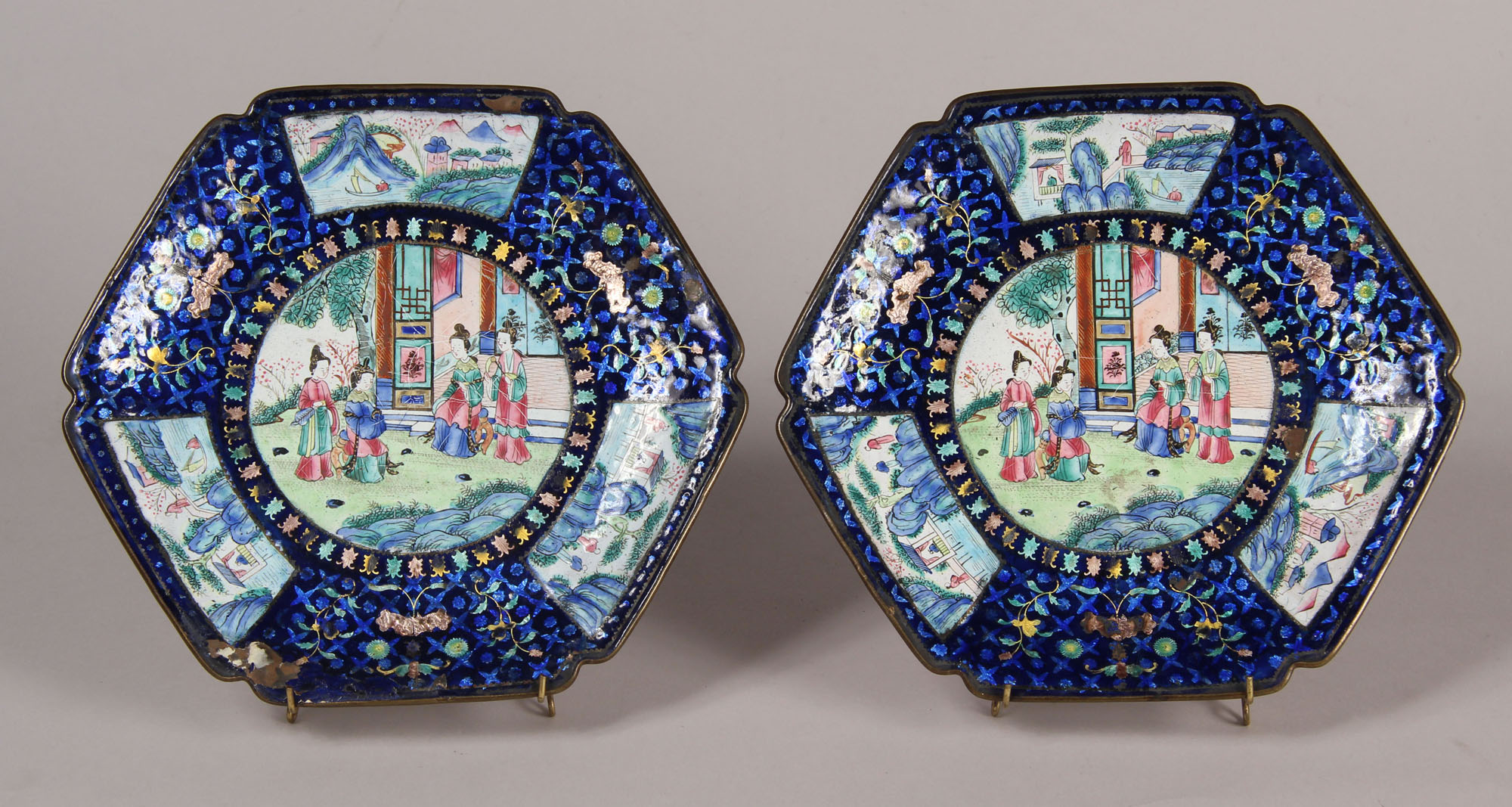  PAR DE PEQUEÑOS PLATOS CHINOS DE BRONCE ESMALTADO.