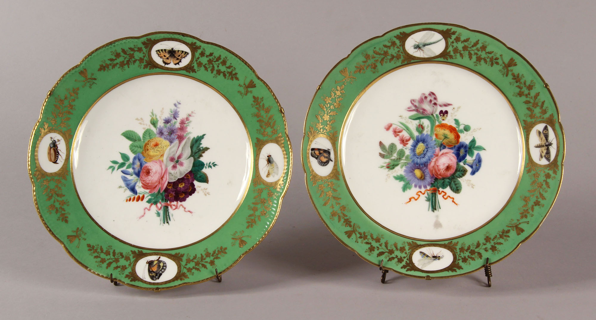  PAR DE PLATOS DE PORCELANA FRANCESA DE SEVRES SIGLO XVIII.