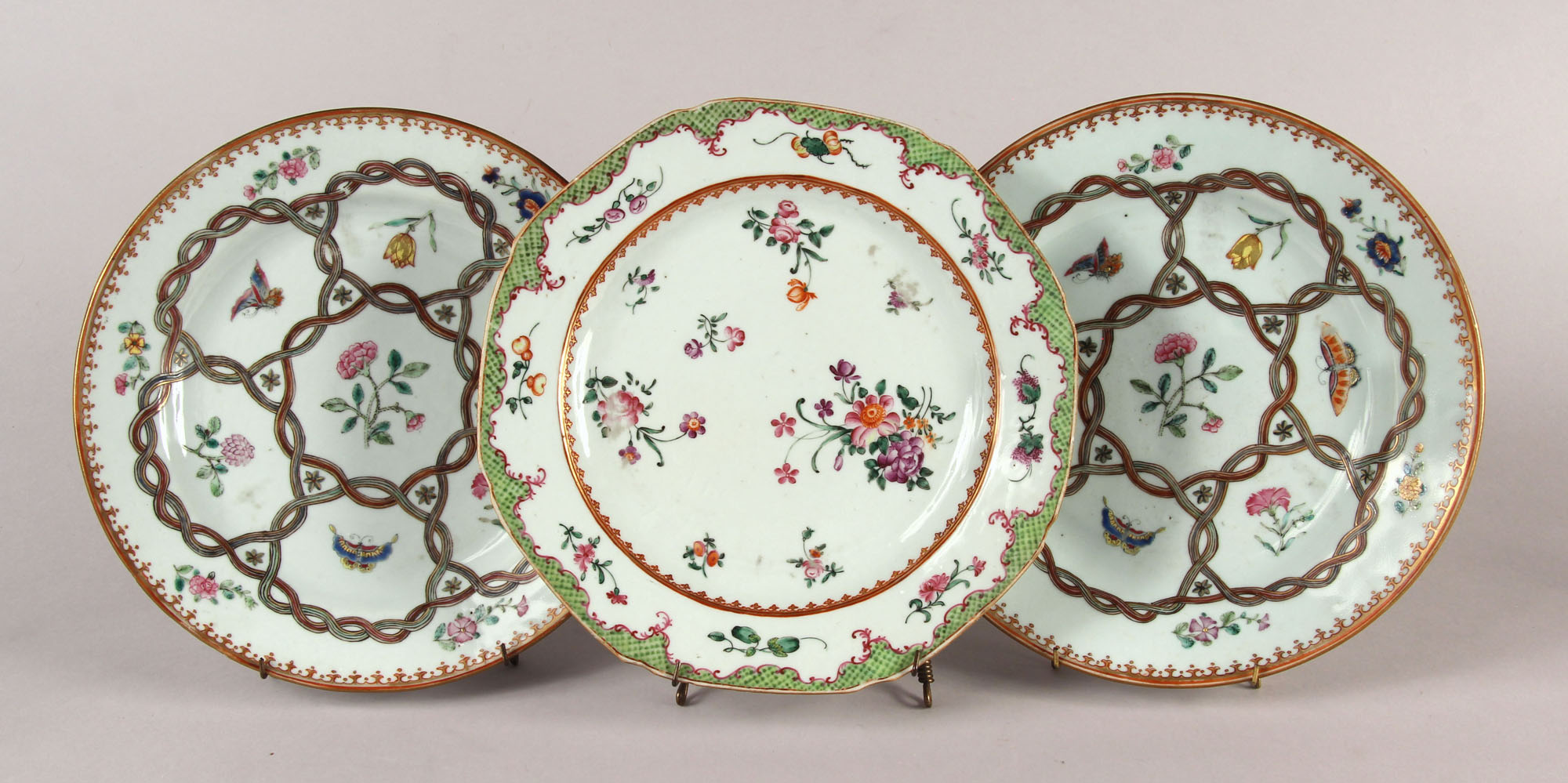  TRES ANTIGUOS PLATOS DE PORCELANA CHINA COMPAÑIA DE INDIAS.