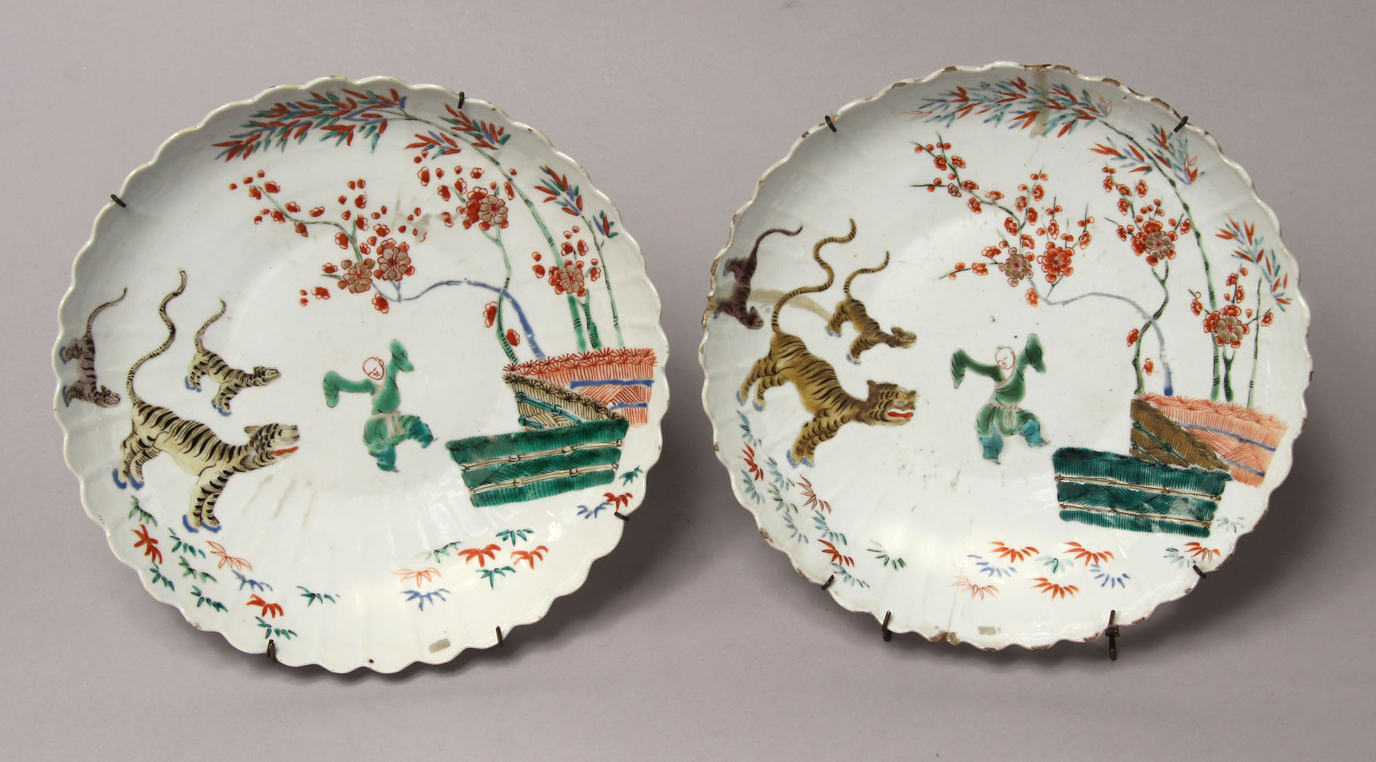  PAR DE PLATOS HONDOS DE PORCELANA CHINA FAMILLE VERTE.