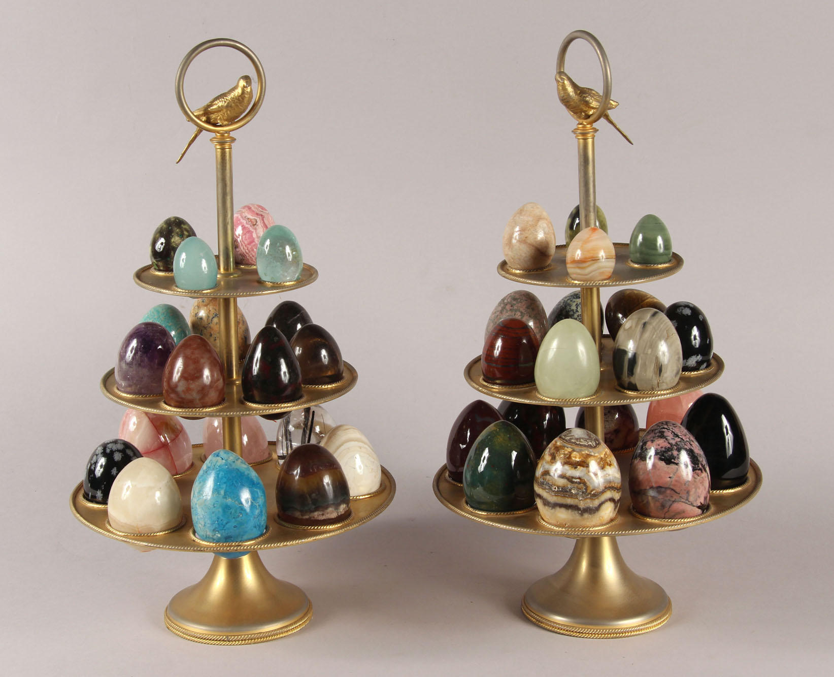  PAR DE SOPORTES ITALIANOS DE BRONCE CON HUEVOS.