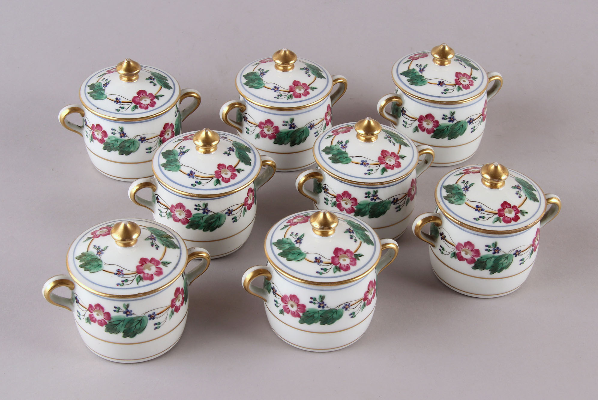  OCHO 'POTS A CREME' DE PORCELANA FRANCESA CON TAPA.