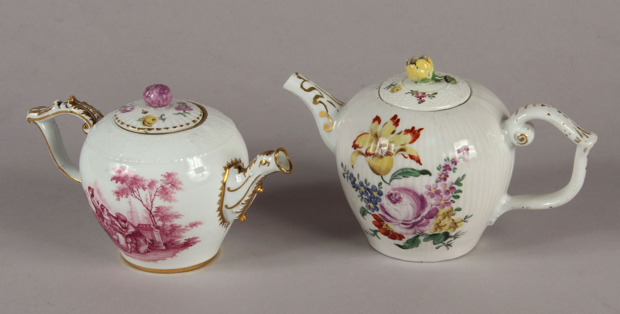  DOS PEQUEÑAS TETERAS DE PORCELANA MEISSEN CON TAPA.