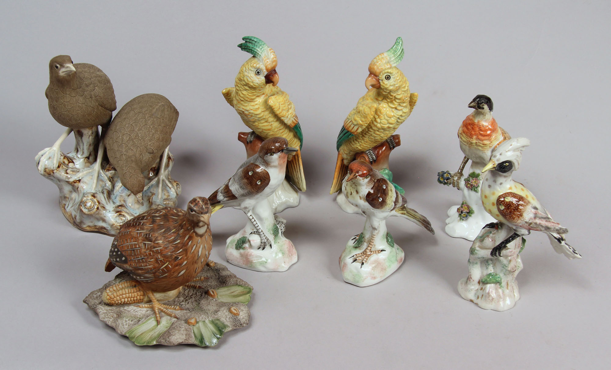  CONJUNTO DE AVES DE PORCELANA ESMALTADA.
