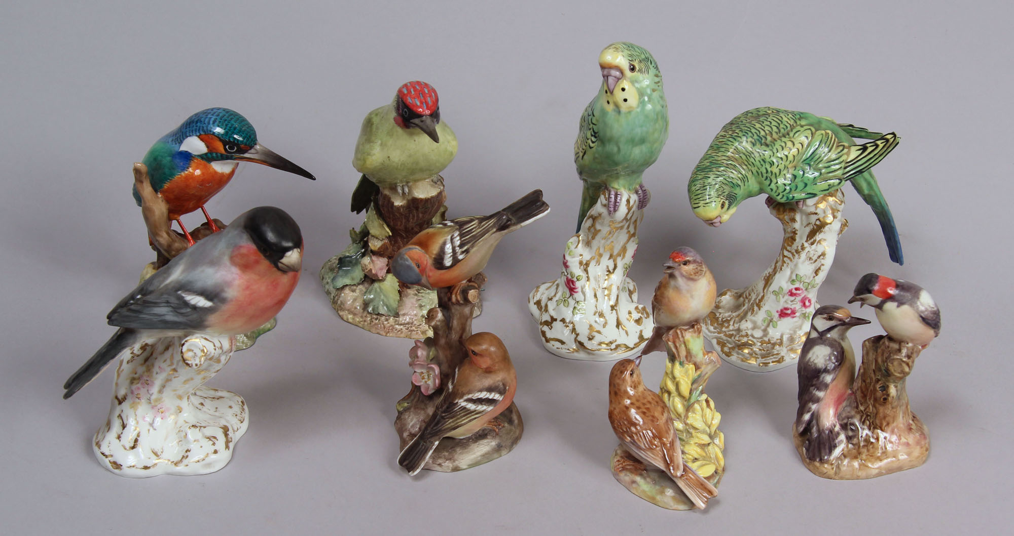  CONJUNTO DE OCHO AVES DE PORCELANA INGLESA ESMALTADA.