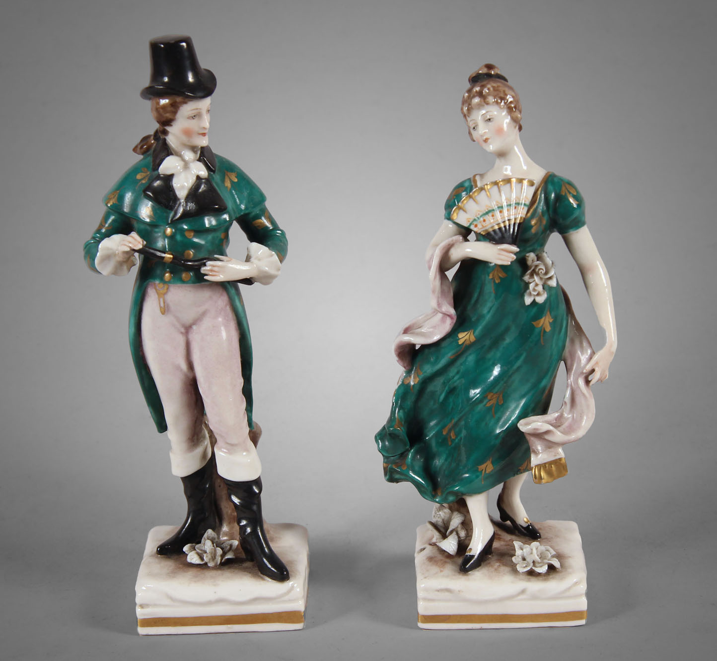  PAR DE FIGURAS DE PORCELANA EUROPEA ESMALTADA.