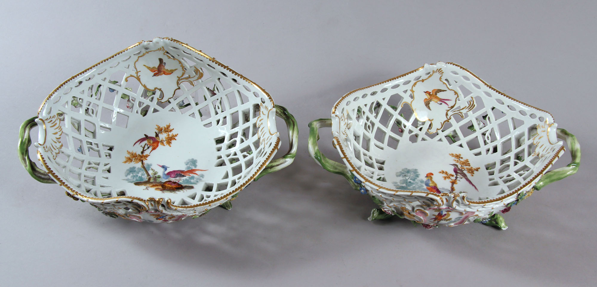 PAR DE ANTIGUOS CENTROS CALADOS DE PORCELANA DE MEISSEN. PAR DE ANTIGUOS CENTROS CALADOS DE PORCELANA DE MEISSEN.