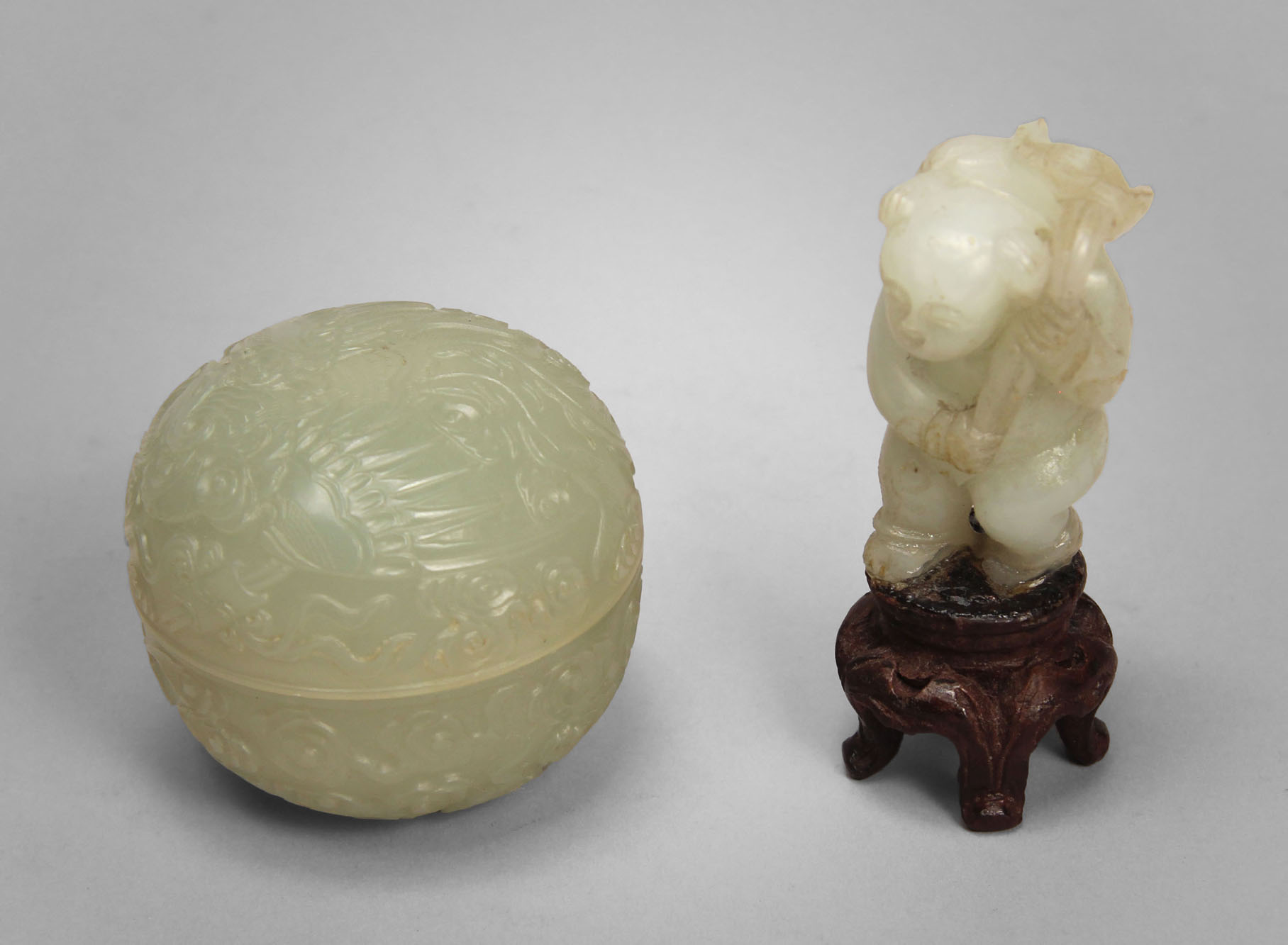  DOS PEQUEÑAS PIEZAS CHINAS DE JADE ESCULPIDO. 