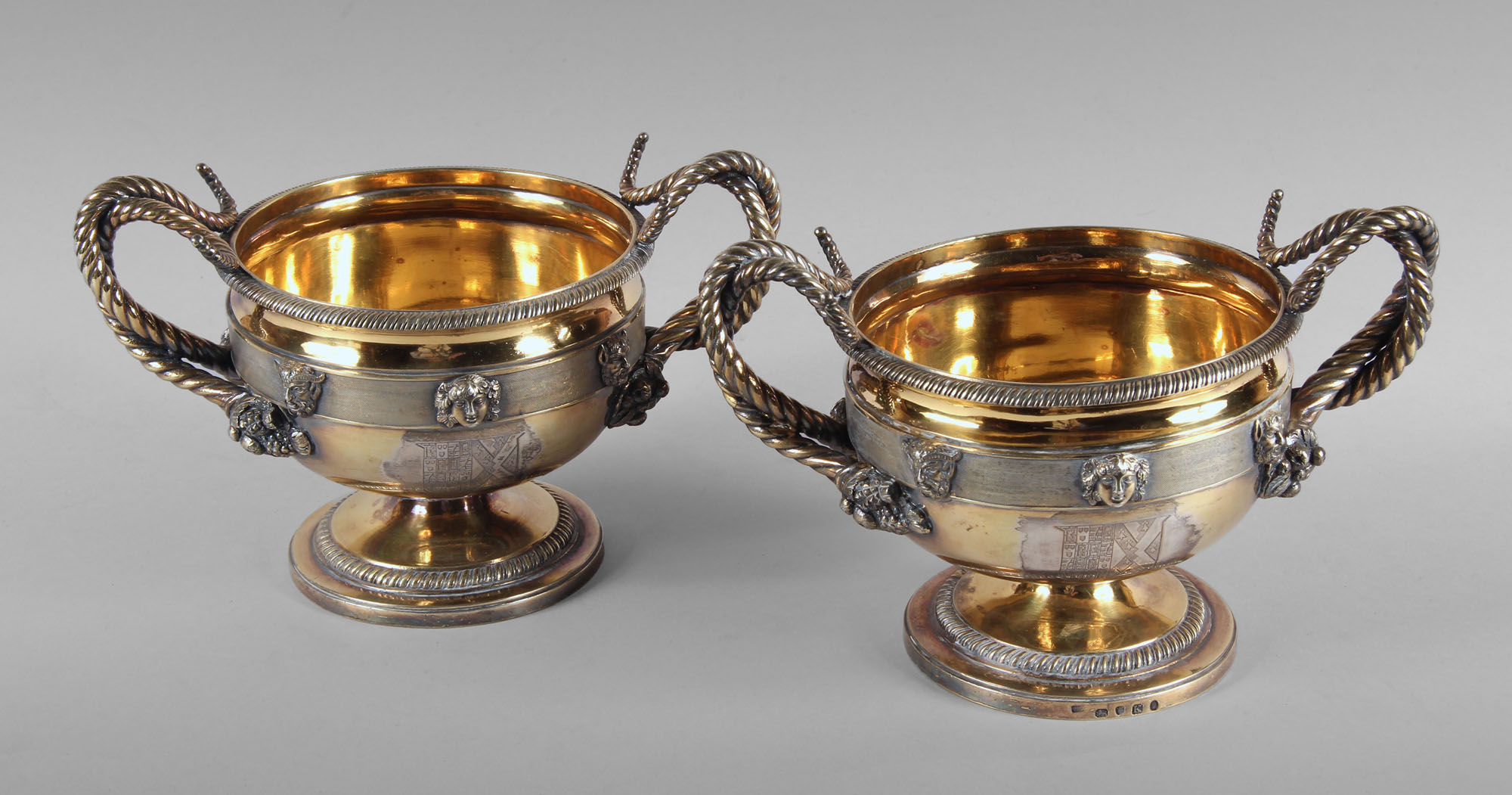  PAR DE ANTIGUOS 'WARWICK VASES' DE PLATA INGLESA SIGLO XIX. 
