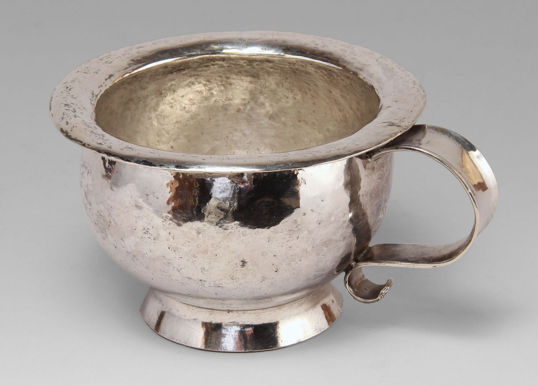  PEQUEÑA BACINILLA COLONIAL DEL SIGLO XIX. 