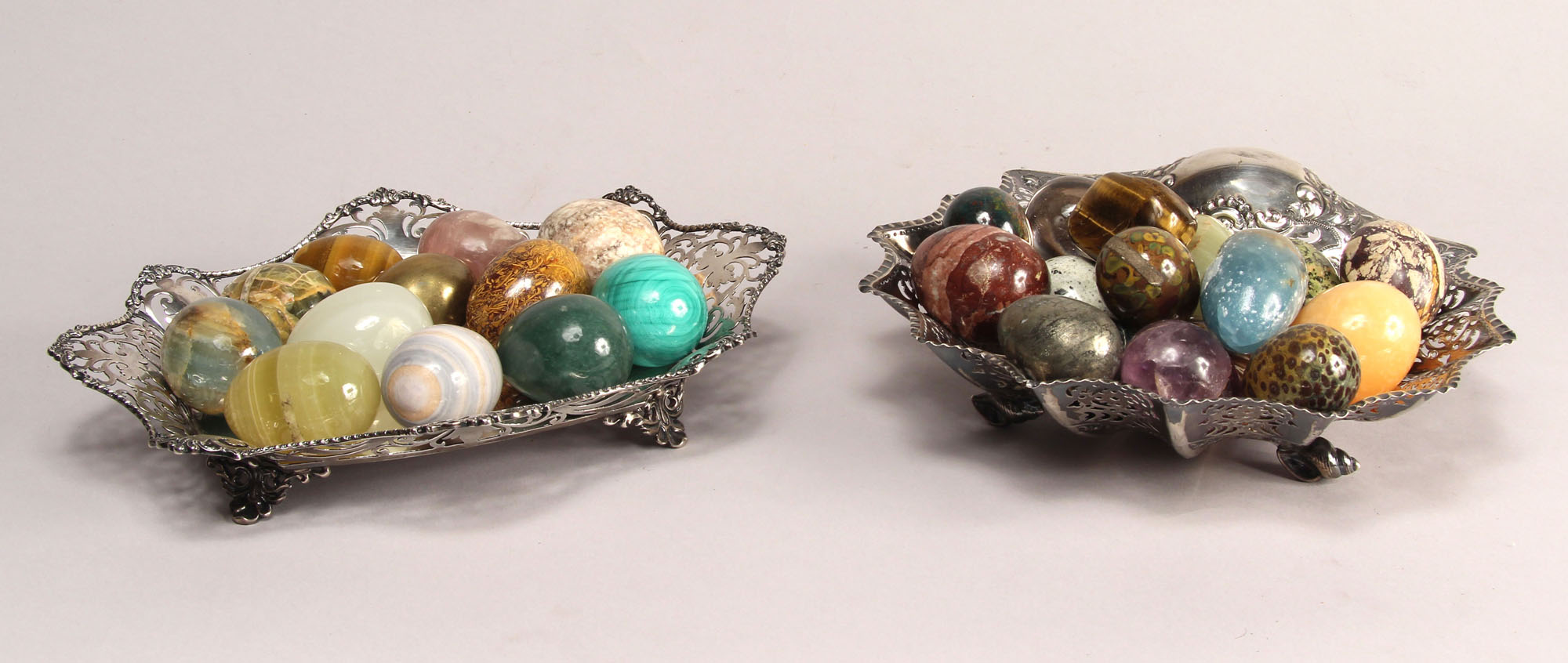  DOS CENTROS DIFERENTES DE PLATA INGLESA SELLADA.