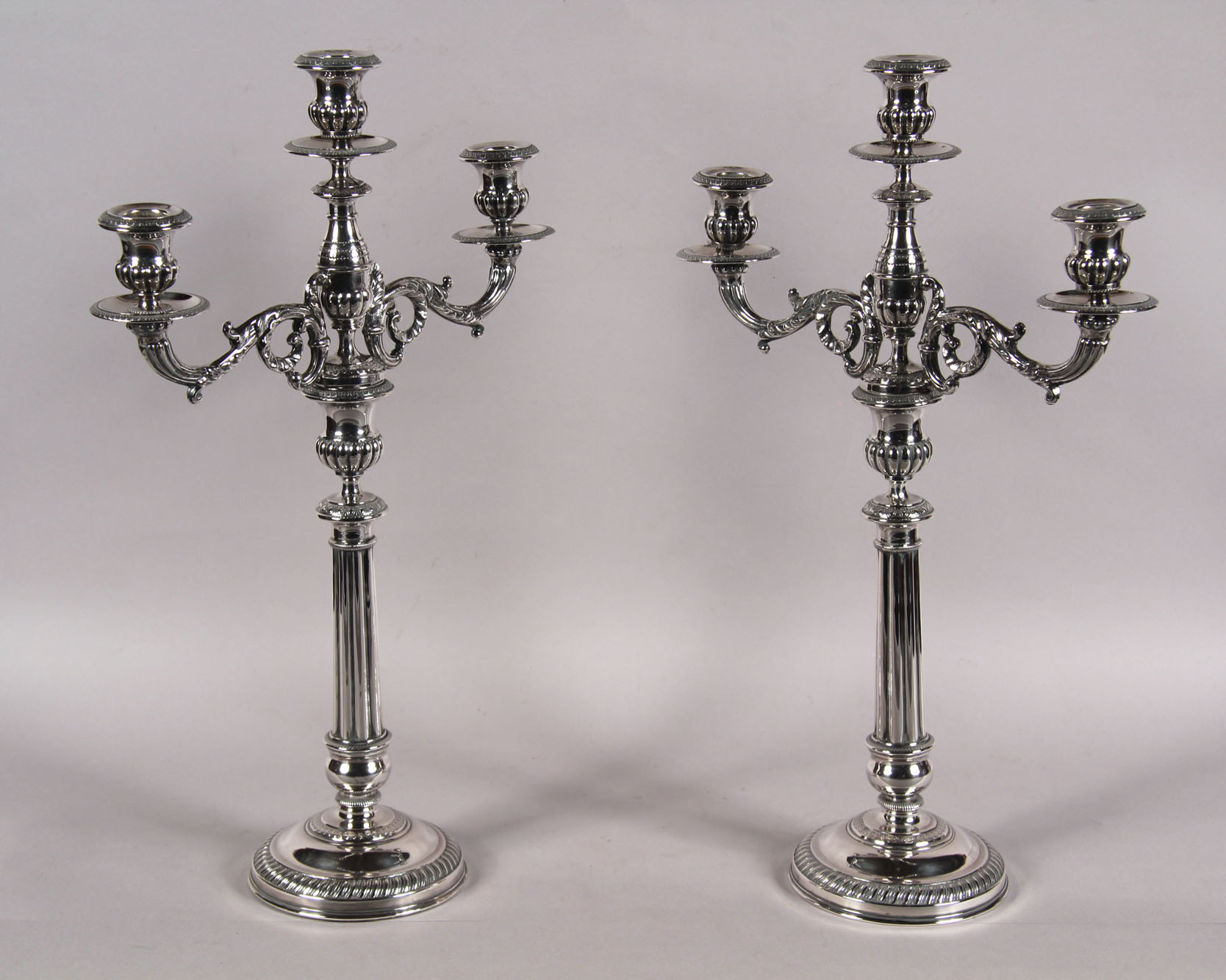  PAR DE CANDELABROS DE PLATA FRANCESA SELLADA. 