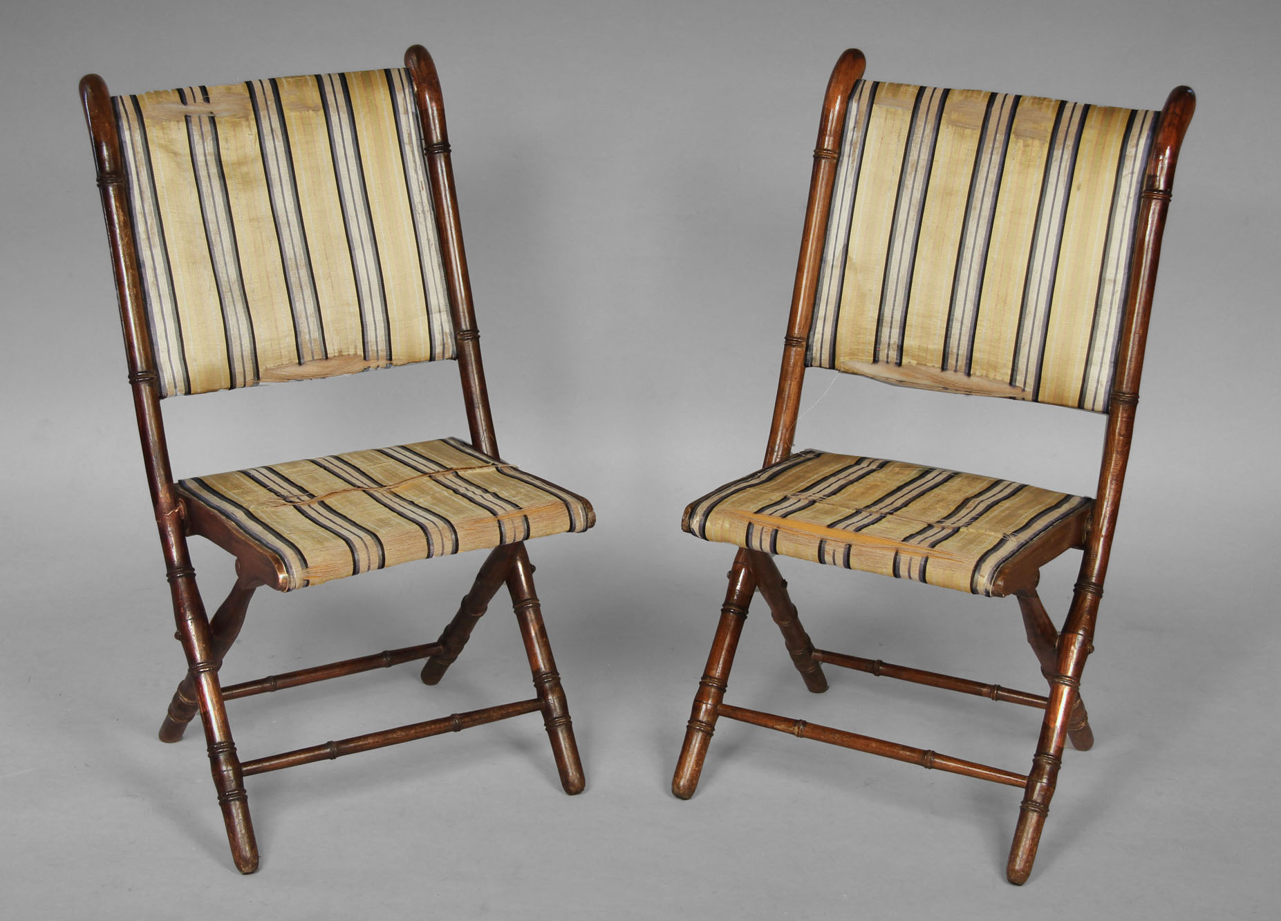  PAR DE PEQUEÑAS SILLAS INGLESAS PLEGABLES.