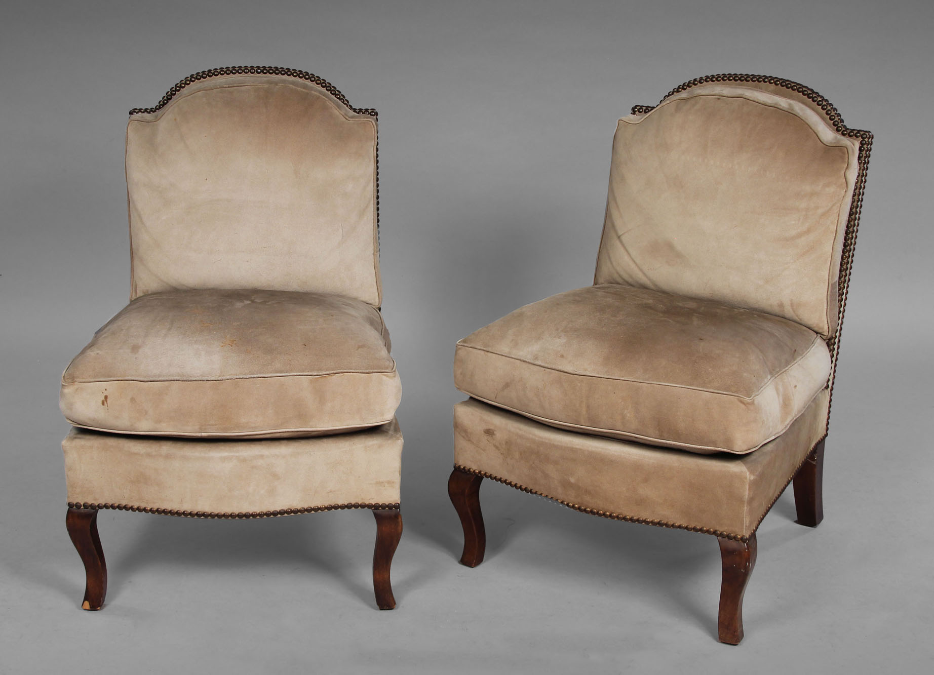  PAR DE PEQUEÑAS SILLAS BAJAS TAPIZADAS.