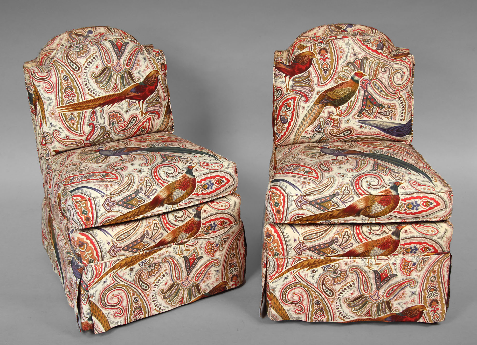  PAR DE PEQUEÑAS BUTACAS TOTALMENTE TAPIZADAS.