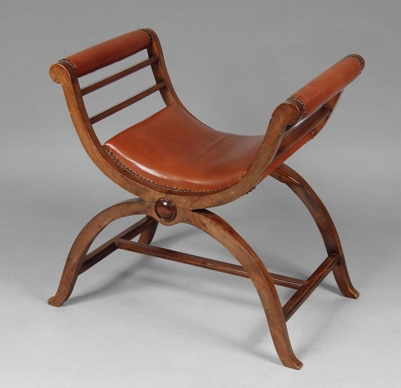 BANQUETA CON ARMAZON EN FORMA DE 'X'. BANQUETA CON ARMAZON EN FORMA DE 'X'.