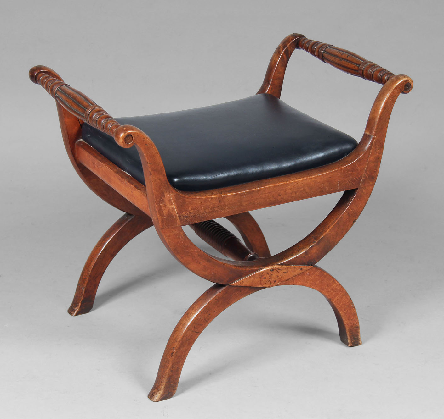  PEQUEÑA BANQUETA DE ESTILO DIRECTORIO.