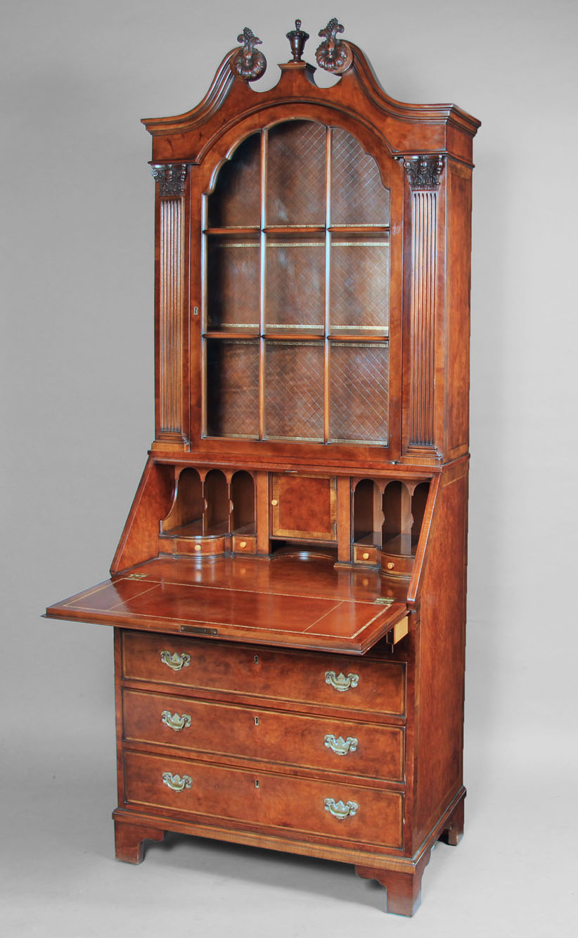  SECRETAIRE DE ESTILO INGLES CON VITRINA EN LA ALZADA. 