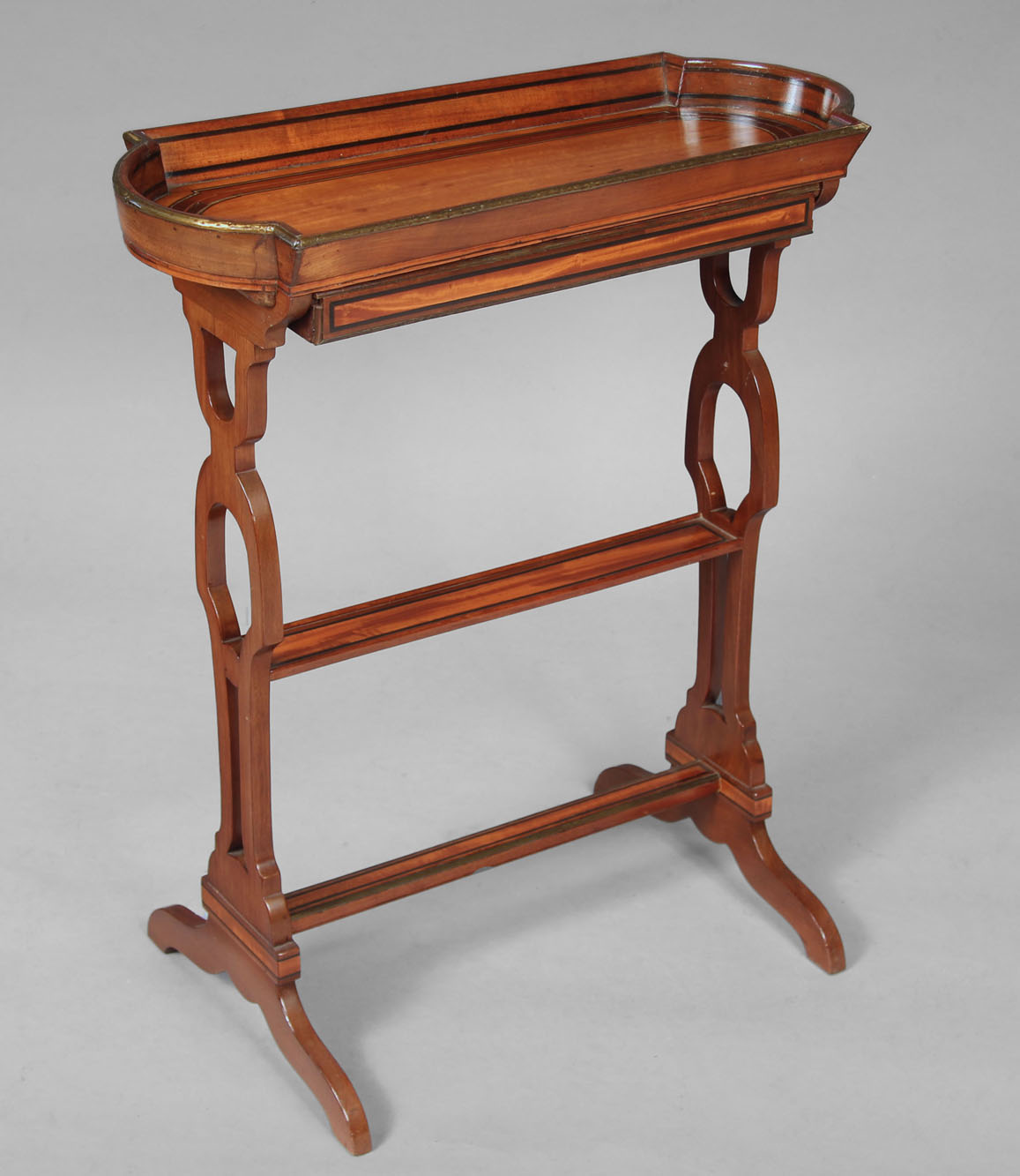  PEQUEÑA MESA FRANCESA PARA CENTRO.