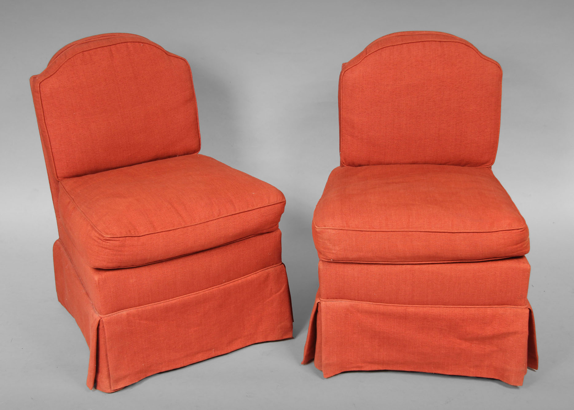  PAR DE PEQUEÑAS BUTACAS TOTALMENTE TAPIZADAS