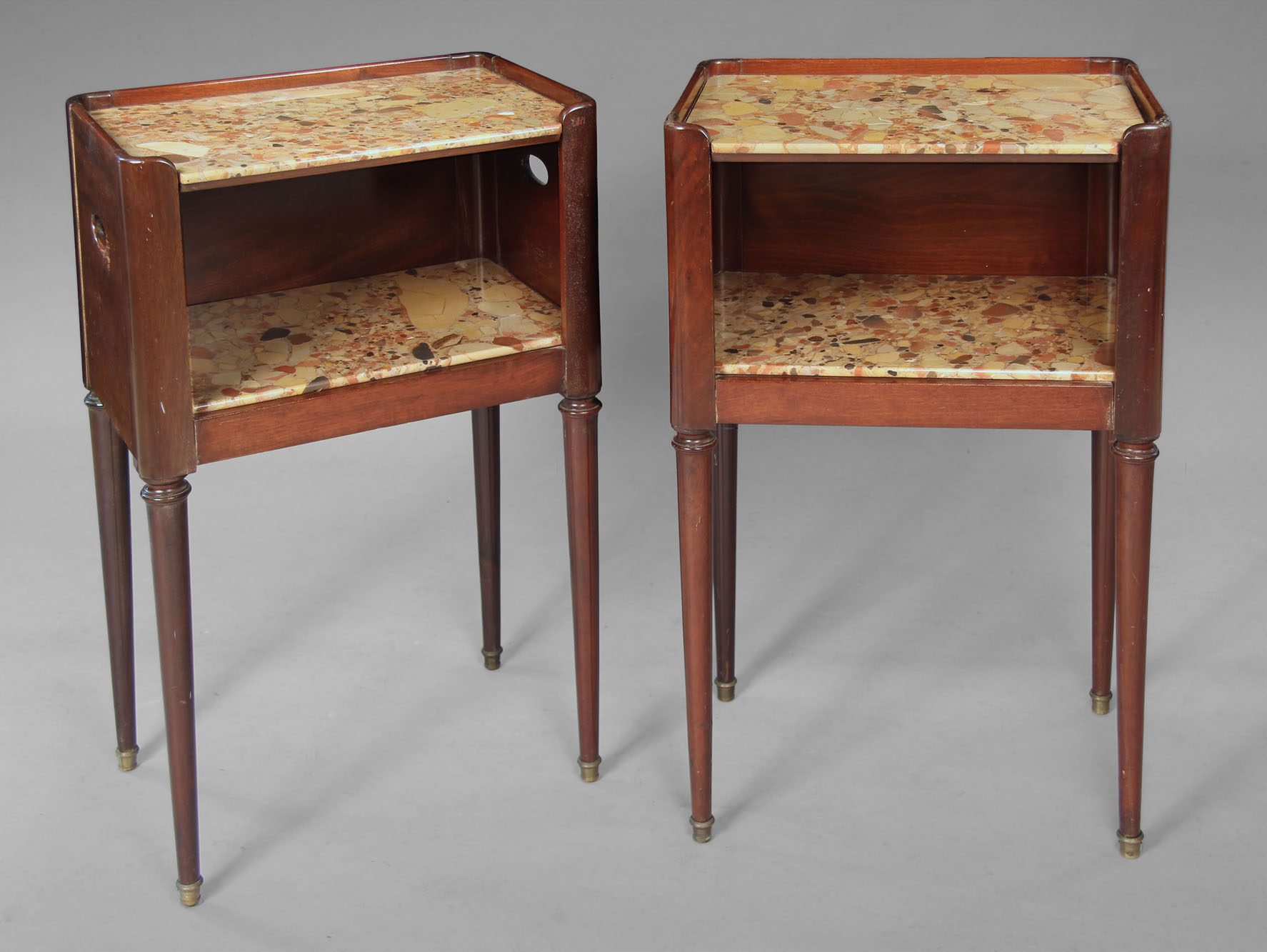  PAR DE PEQUEÑAS MESAS DE LUZ FRANCESAS CON ESPACIO ABIERTO.