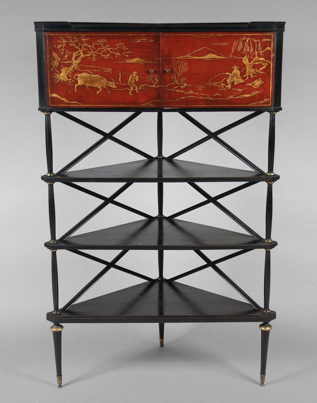  MUEBLE ESQUINERO CON DECORACION ORIENTAL.