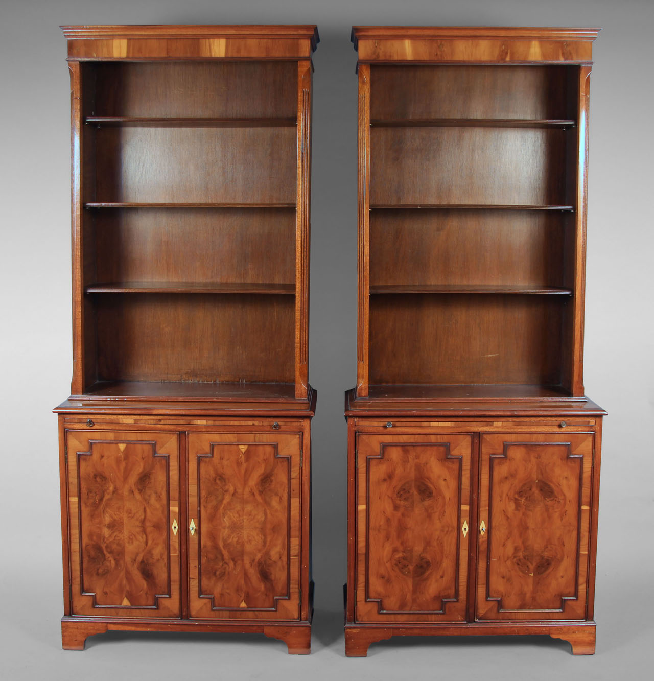  PAR DE BIBLIOTECAS INGLESAS FORMADAS POR DOS CUERPOS.