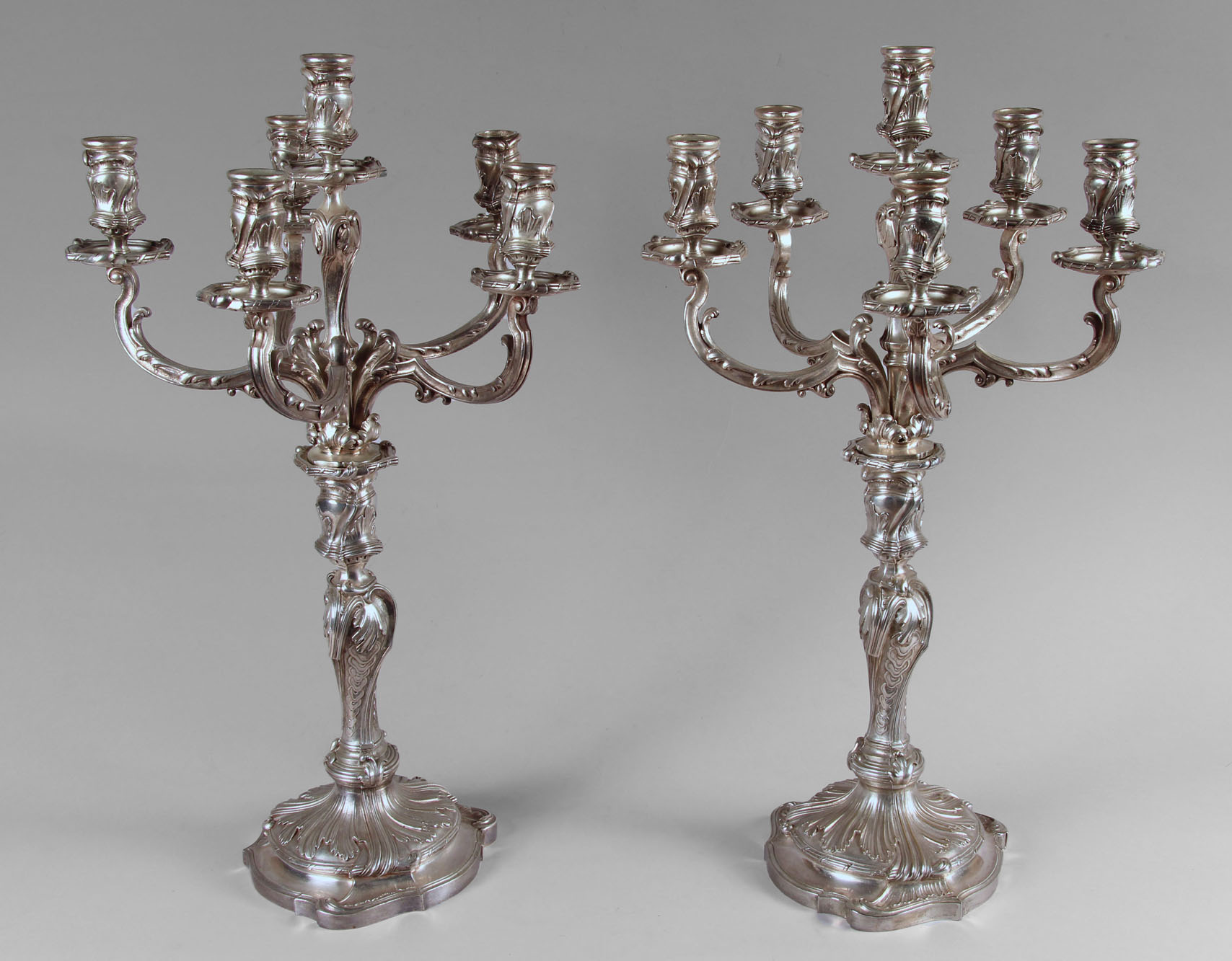  PAR DE CANDELABROS FRANCESES DE METAL CHRISTOFLE. 