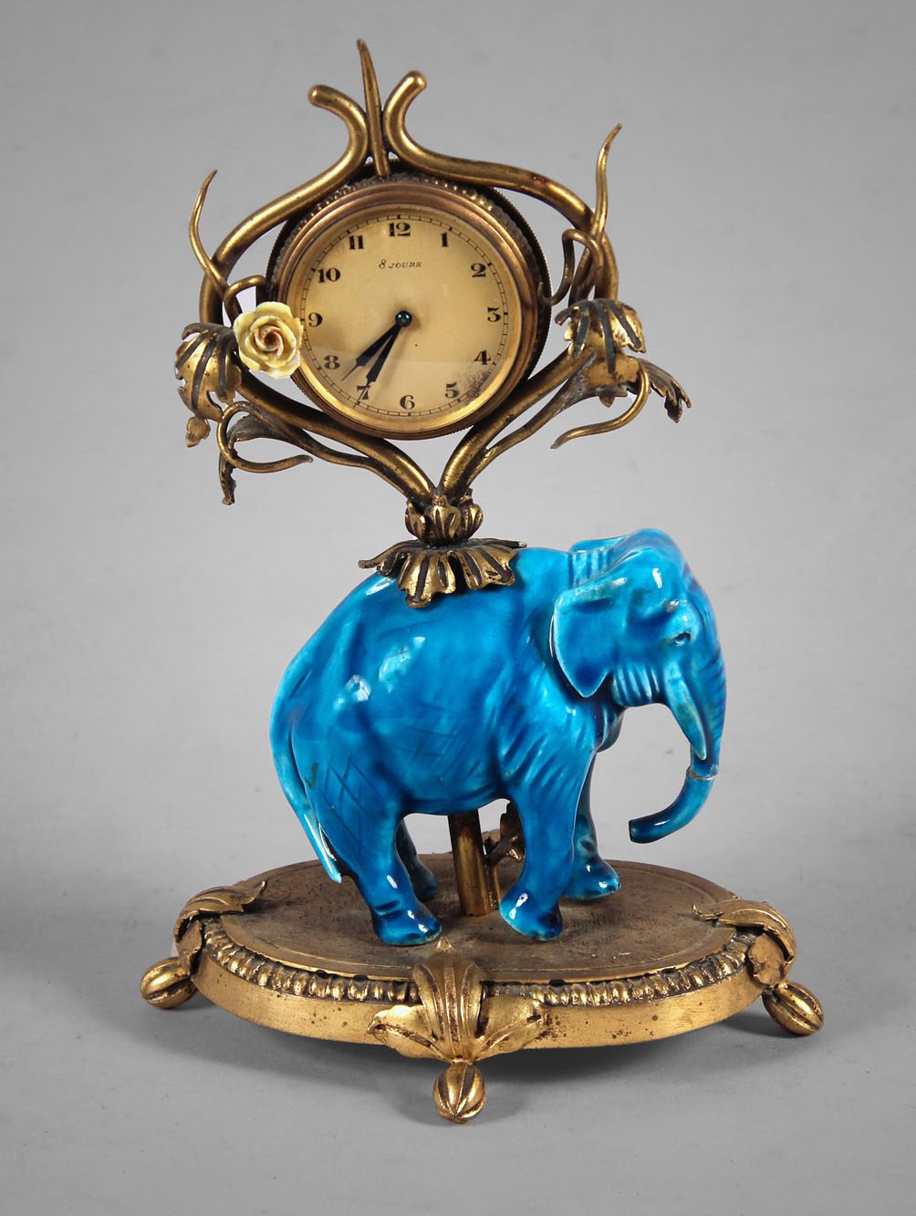  PEQUEÑO RELOJ FRANCES DE BRONCE CON FIGURA DE ELEFANTE. 