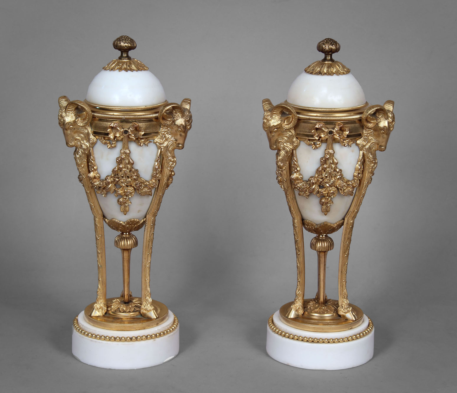  PAR DE CASSOLETTES FRANCESAS DE BRONCE Y MARMOL CON TAPA. 